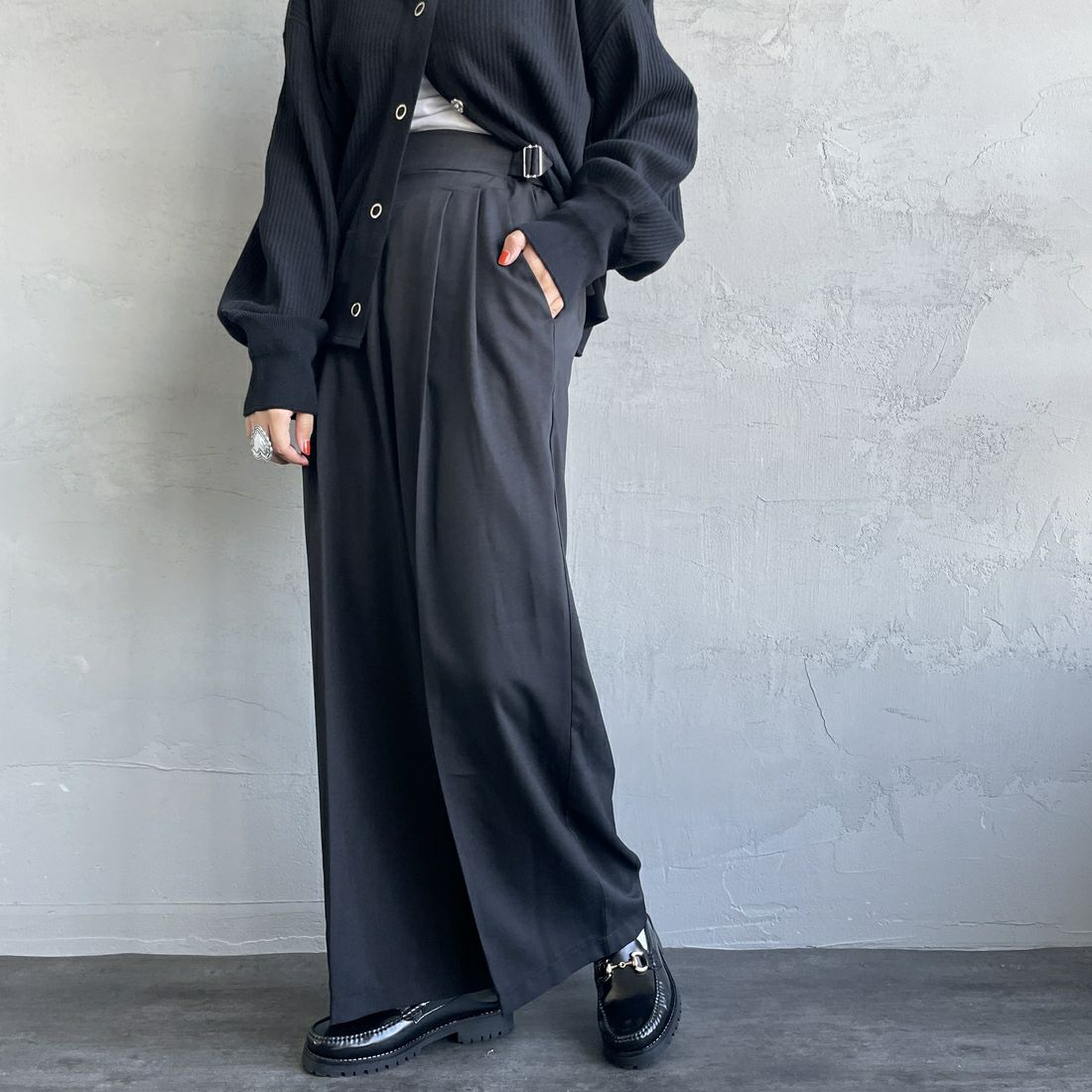 By/m [バイエム] センタープレスタックワイドパンツ [B24132055] 09 BLACK&&モデル身長：156cm 着用サイズ：S&&