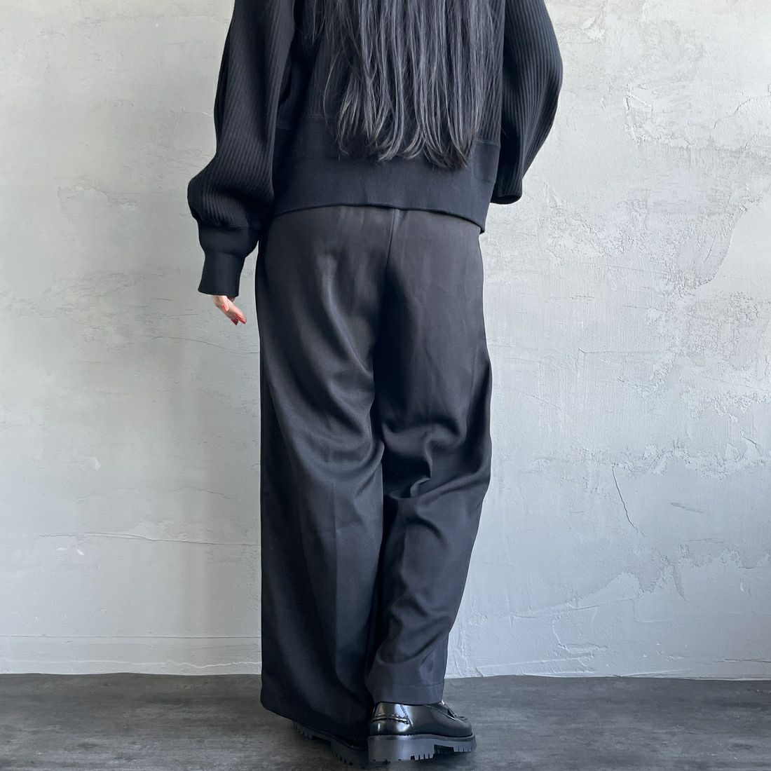 By/m [バイエム] センタープレスタックワイドパンツ [B24132055] 09 BLACK&&モデル身長：156cm 着用サイズ：S&&