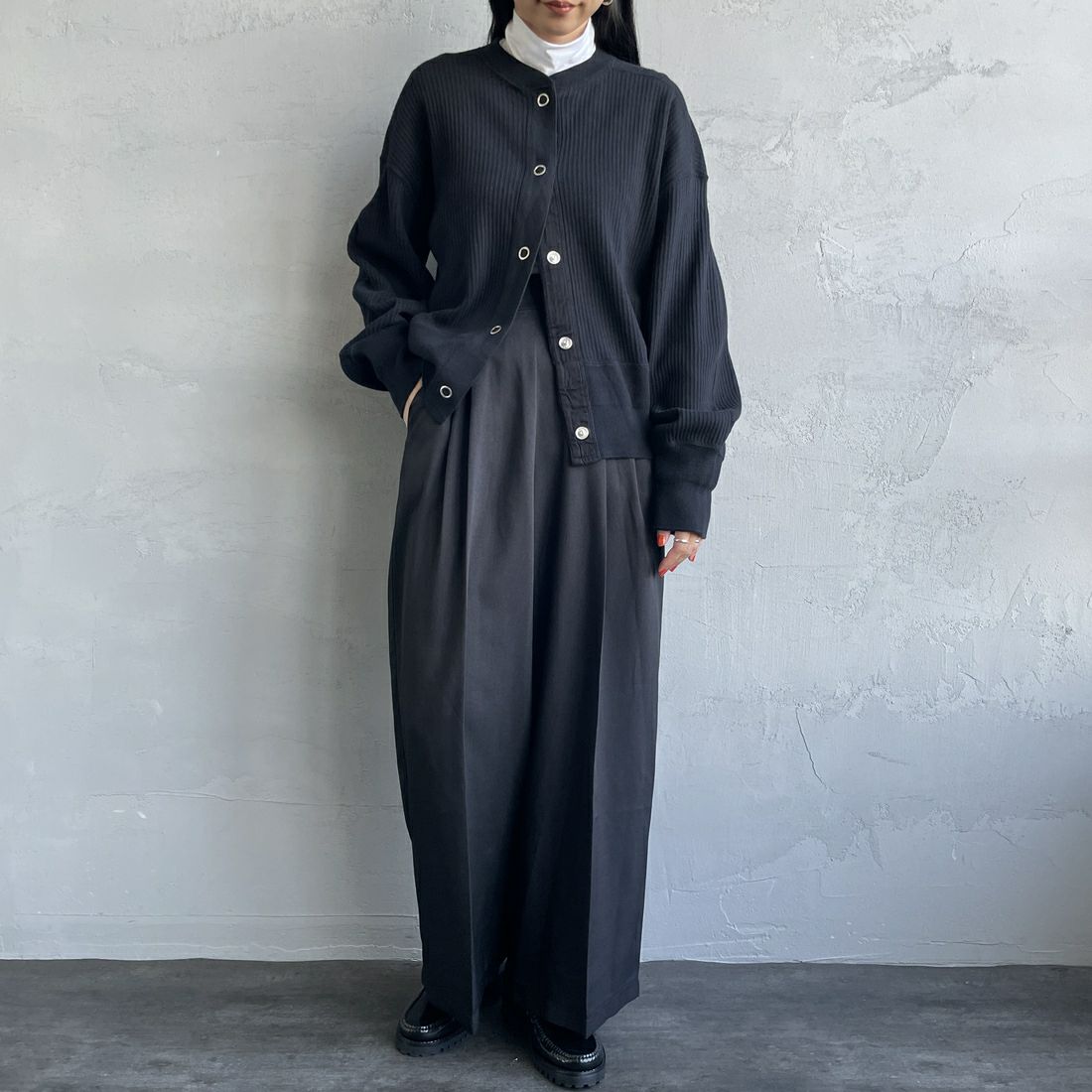 By/m [バイエム] センタープレスタックワイドパンツ [B24132055] 09 BLACK&&モデル身長：156cm 着用サイズ：S&&