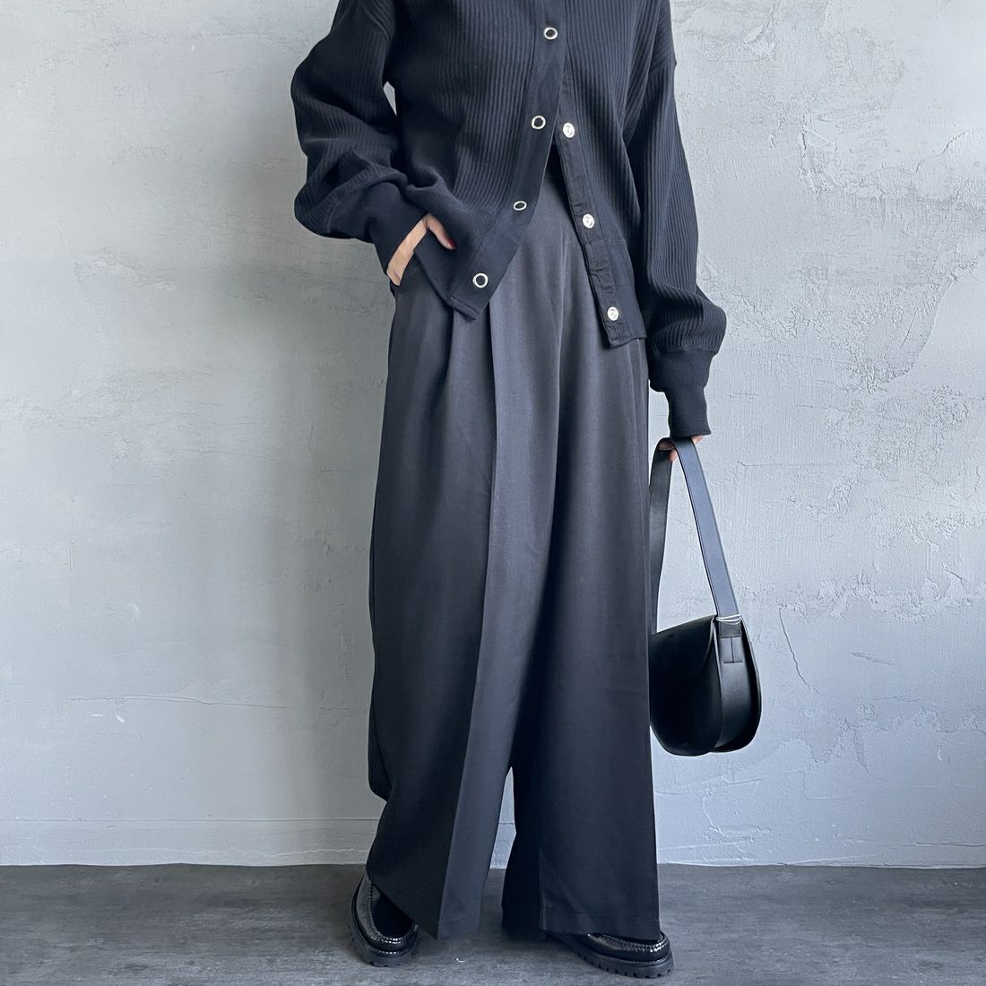 By/m [バイエム] センタープレスタックワイドパンツ [B24132055] 09 BLACK&&モデル身長：156cm 着用サイズ：M&&