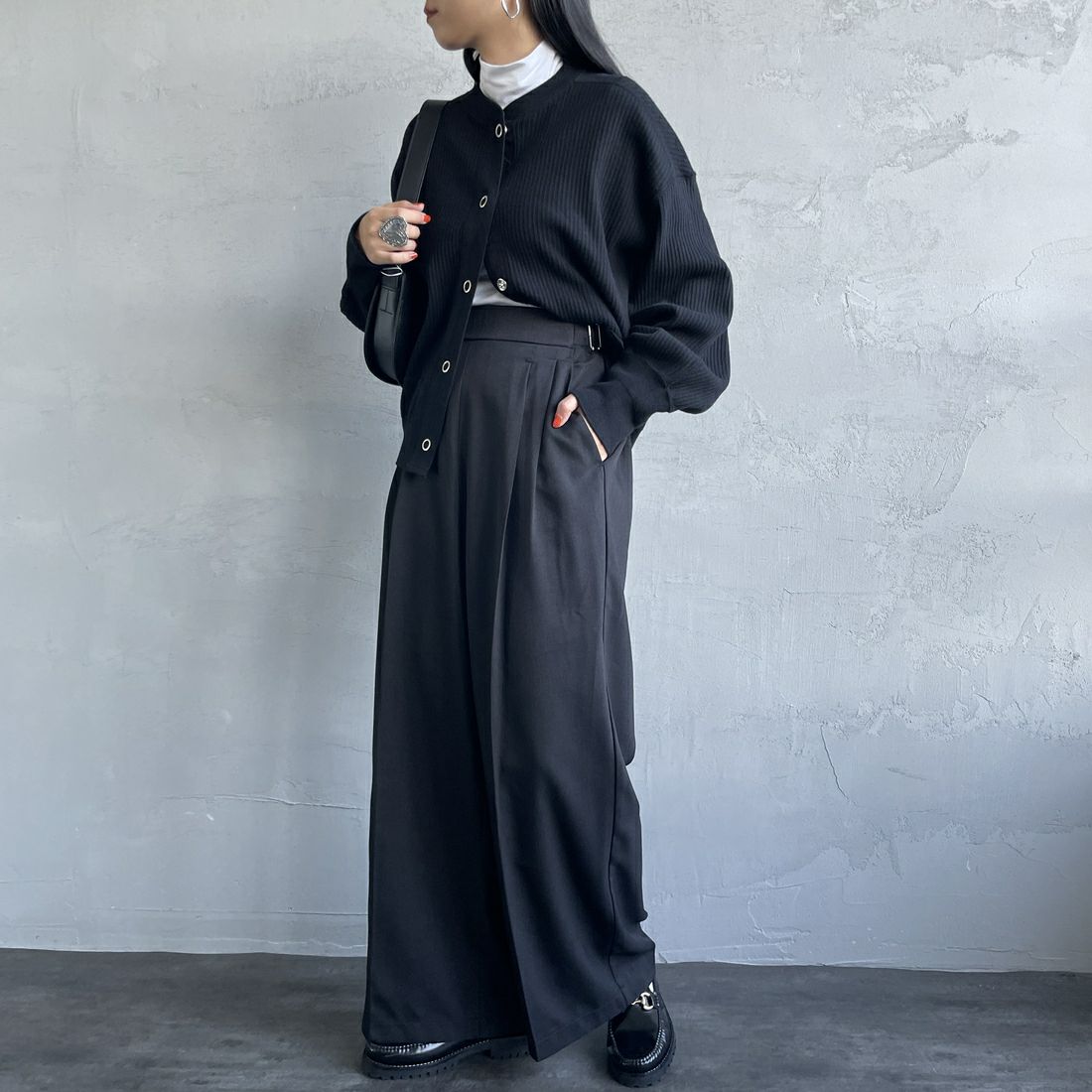 By/m [バイエム] センタープレスタックワイドパンツ [B24132055] 09 BLACK&&モデル身長：156cm 着用サイズ：M&&