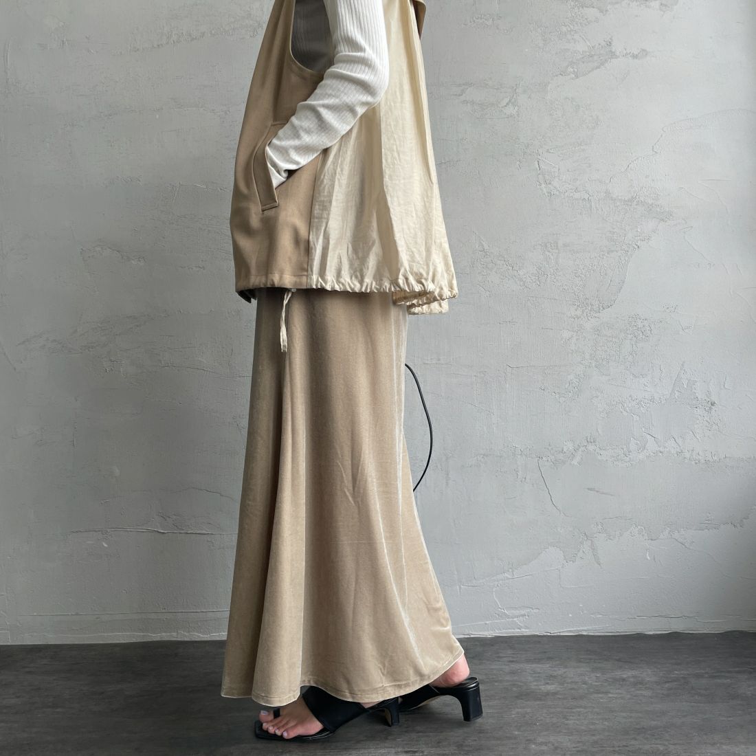 By/m [バイエム] ベロアフレアスカート [24132053] 23 GREIGE &&モデル身長：163cm 着用サイズ：F&&