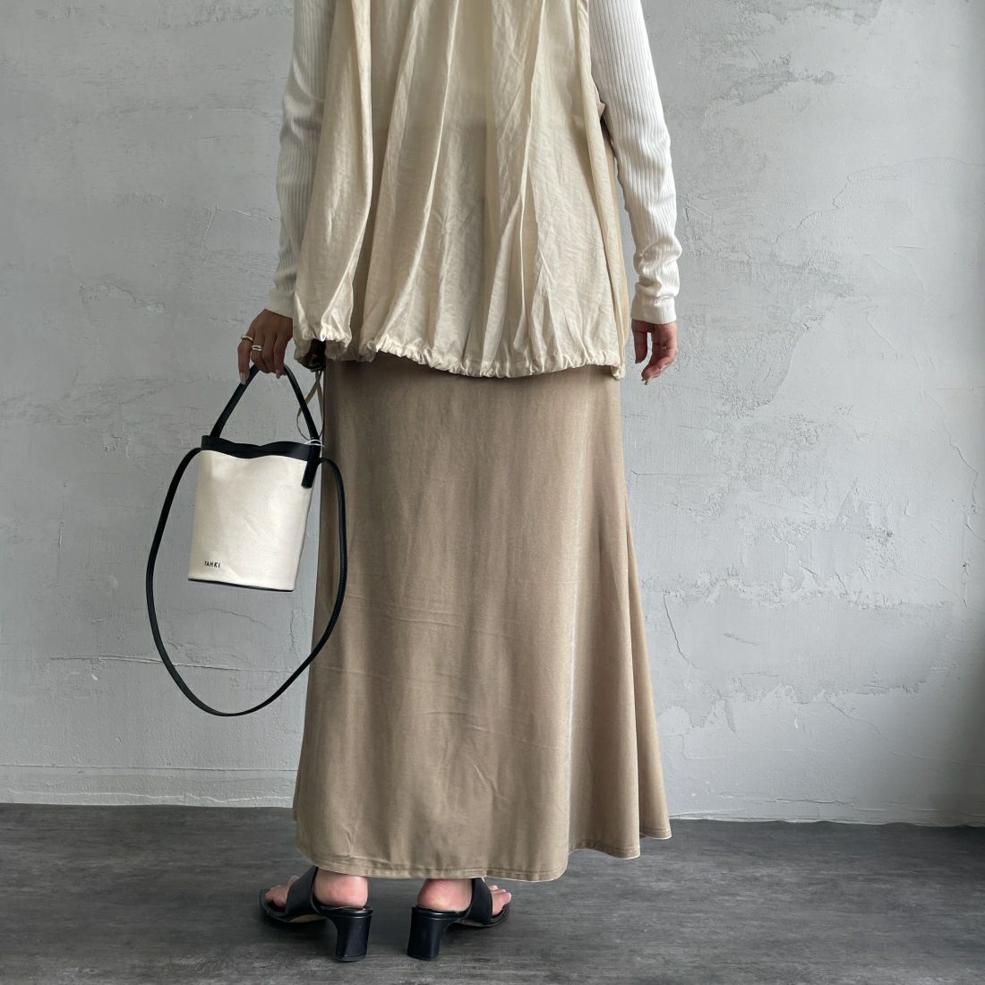 By/m [バイエム] ベロアフレアスカート [24132053] 23 GREIGE &&モデル身長：163cm 着用サイズ：F&&