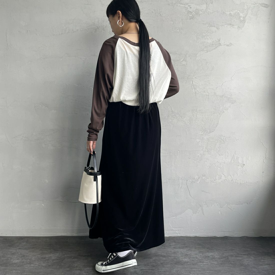 By/m [バイエム] ベロアフレアスカート [24132053] 09 BLACK &&モデル身長：156cm 着用サイズ：F&&