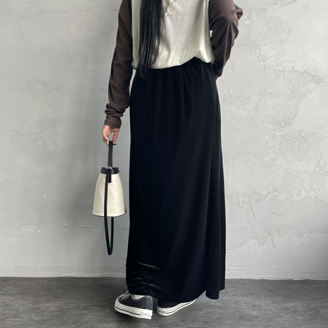 By/m [バイエム] ベロアフレアスカート [24132053] 09 BLACK &&モデル身長：156cm 着用サイズ：F&&