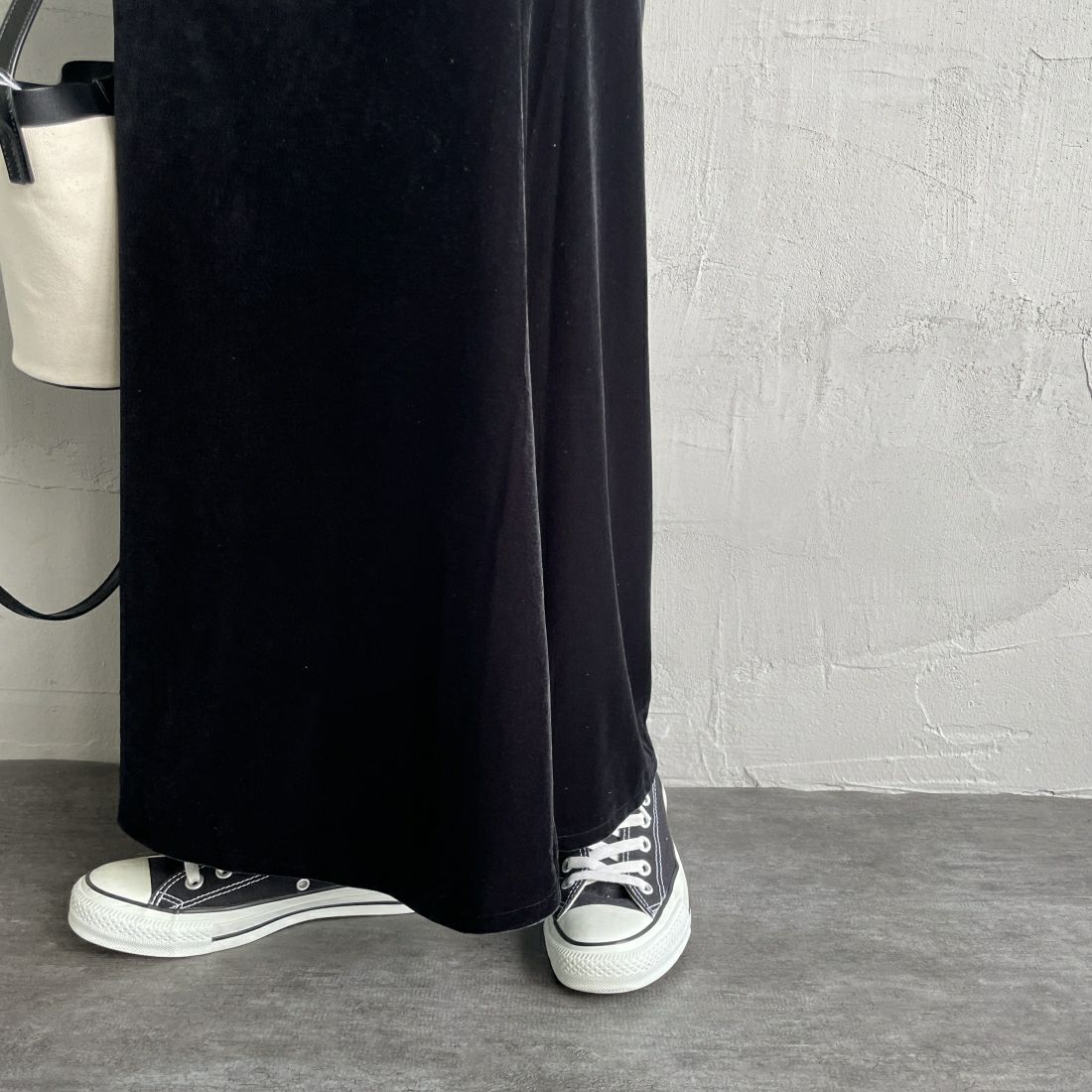 By/m [バイエム] ベロアフレアスカート [24132053] 09 BLACK &&モデル身長：156cm 着用サイズ：F&&