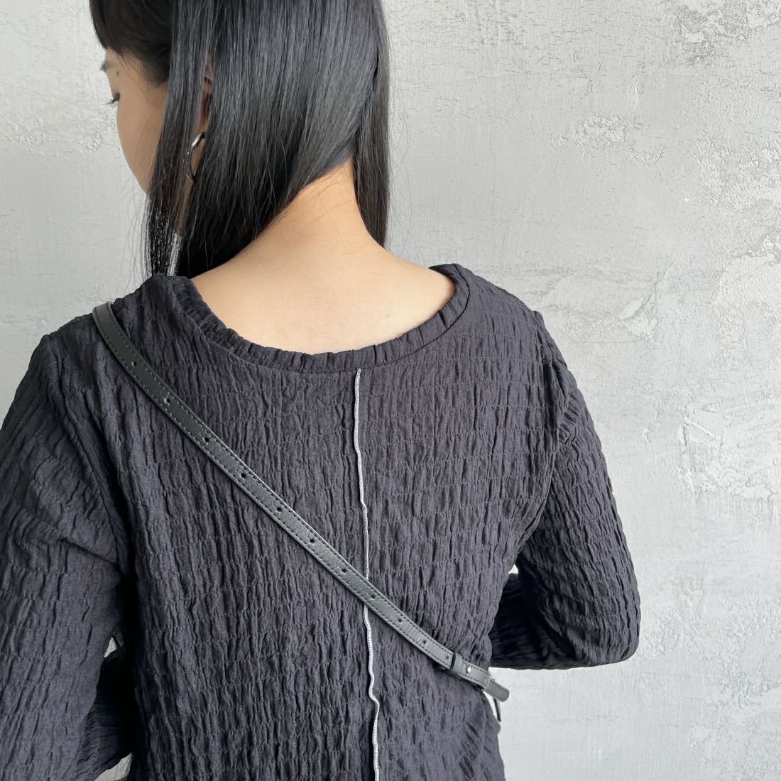 By/m [バイエム] 2WAYシャーリングカットソー [24132018] 09 BLACK &&モデル身長：156cm 着用サイズ：F&&