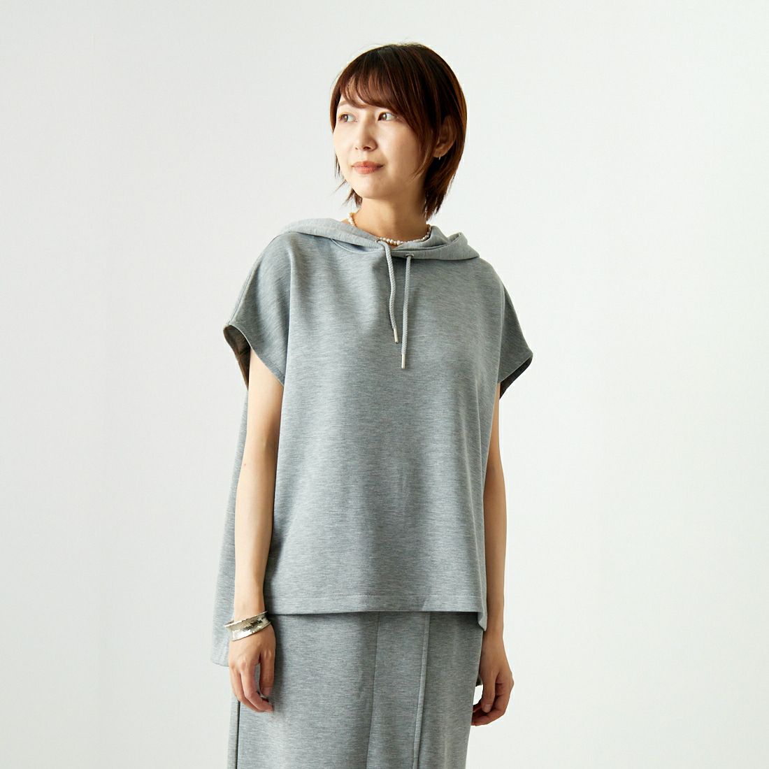 Maison de L'allure [メゾン ドゥ ラリュール] ダンボールフーディベスト [M24132054] 07 GRAY &&モデル身長：167cm 着用サイズ：F&&