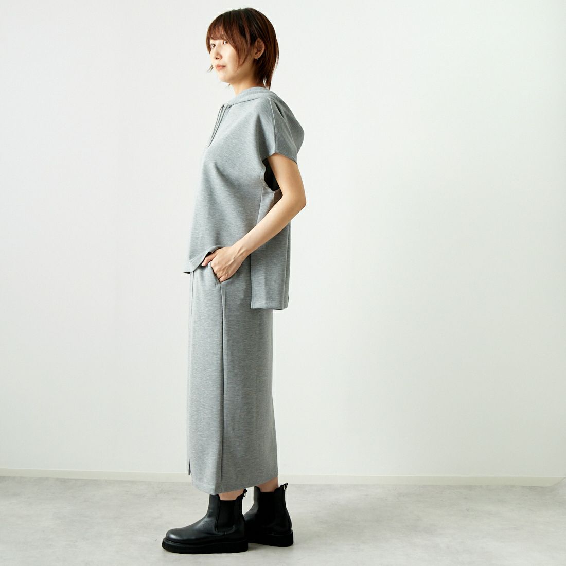 Maison de L'allure [メゾン ドゥ ラリュール] ダンボールフーディベスト [M24132054] 07 GRAY &&モデル身長：167cm 着用サイズ：F&&