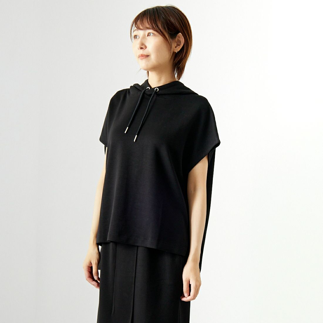 Maison de L'allure [メゾン ドゥ ラリュール] ダンボールフーディベスト [M24132054] 09 BLACK &&モデル身長：167cm 着用サイズ：F&&