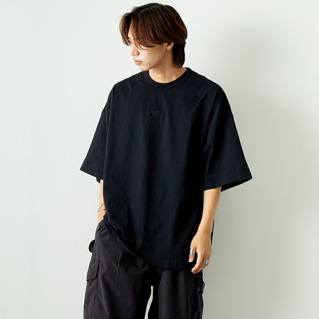 NIKE [ナイキ] プレミアム エッセンシャルTシャツ [HF9607] 010 ﾌﾞﾗｯｸ &&モデル身長：179cm 着用サイズ：L&&