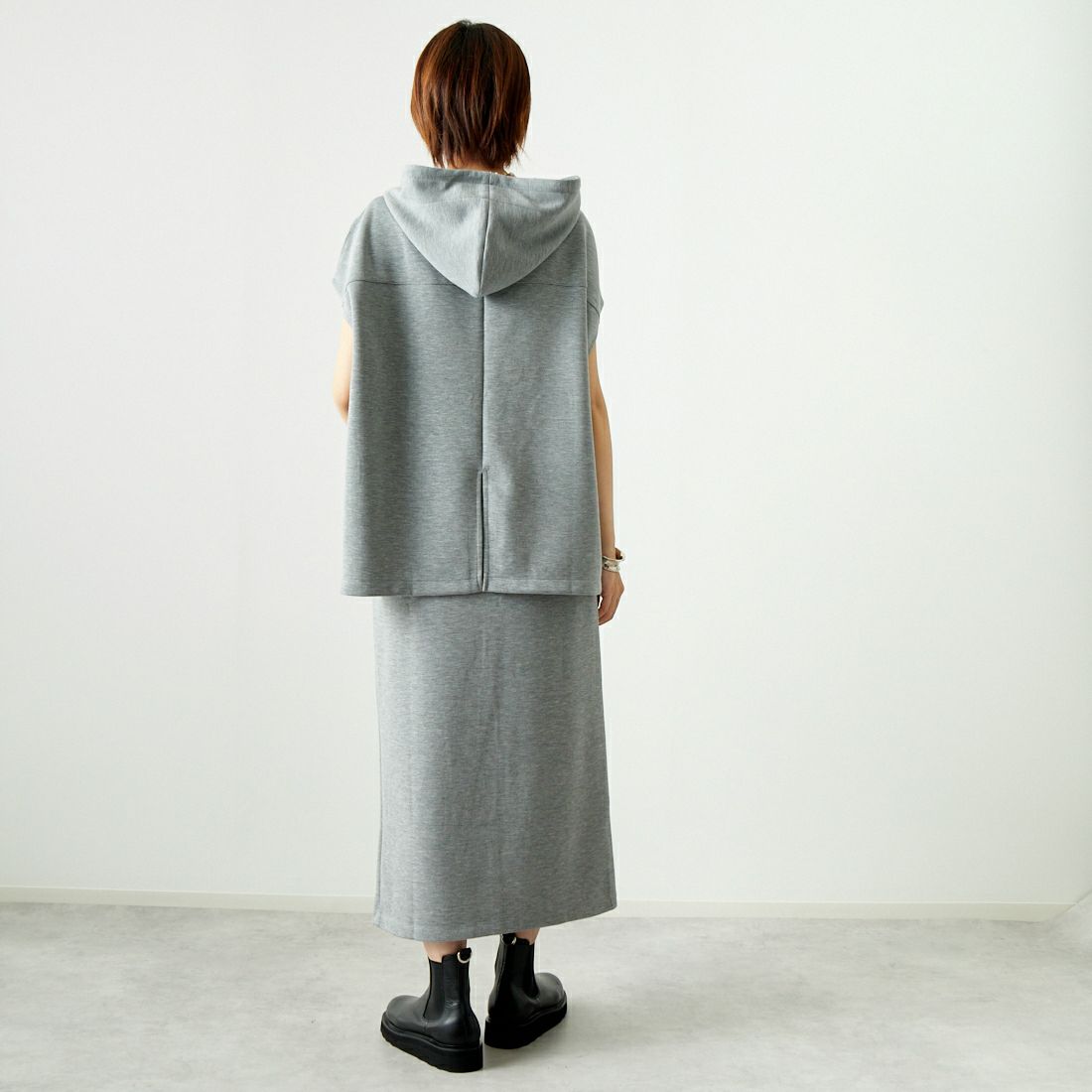 Maison de L'allure [メゾン ドゥ ラリュール] タックスリットダンボールスカート [M24132008] 07 GRAY &&モデル身長：167cm 着用サイズ：M&&