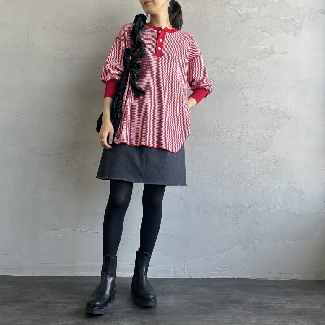 Health knit [ヘルスニット] 別注 ヘンリーネック ワッフルボーダーカットソー [HR2302L005IN-JF] RED/OFF &&モデル身長：160cm 着用サイズ：F&&