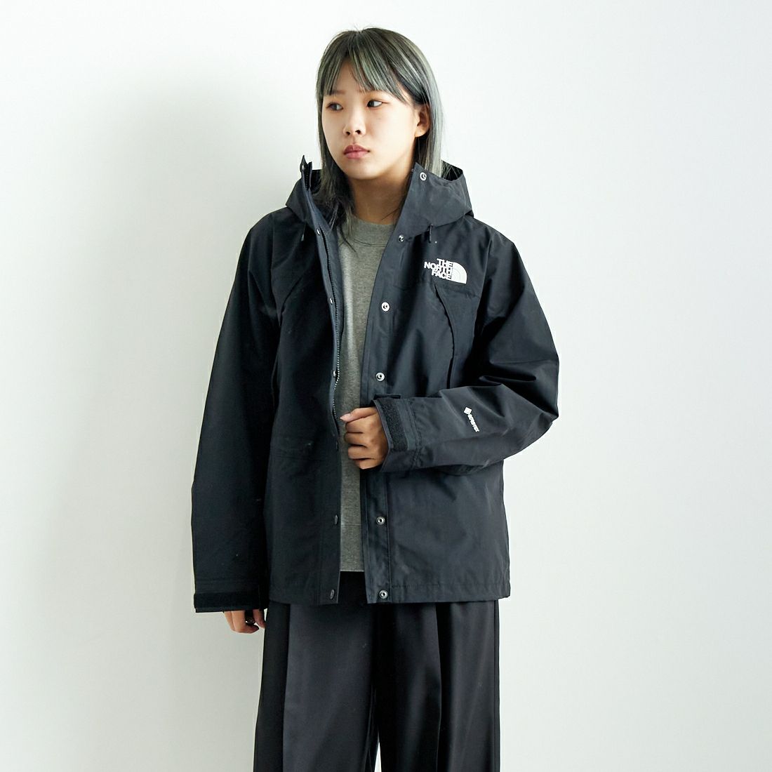 THE NORTH FACE [ザ ノースフェイス] マウンテンライトジャケット [NPW62450] K &&モデル身長：167cm 着用サイズ：M&&