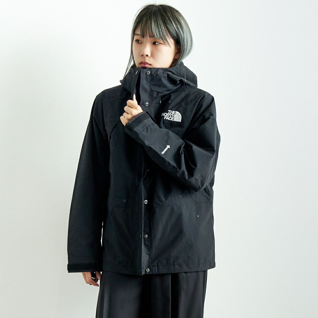 THE NORTH FACE [ザ ノースフェイス] マウンテンライトジャケット [NPW62450] K &&モデル身長：167cm 着用サイズ：M&&