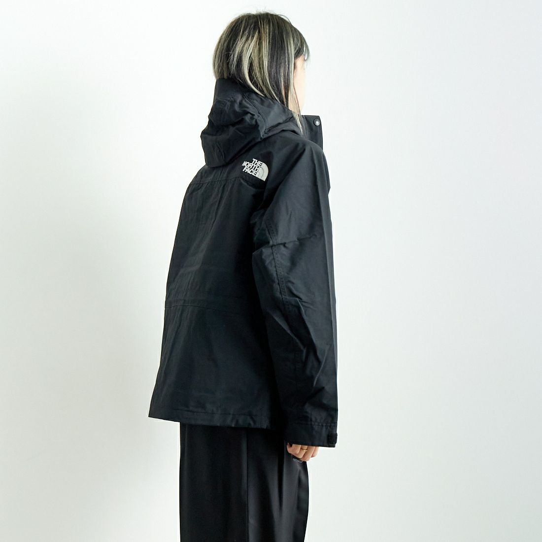 THE NORTH FACE [ザ ノースフェイス] マウンテンライトジャケット [NPW62450] K &&モデル身長：167cm 着用サイズ：M&&