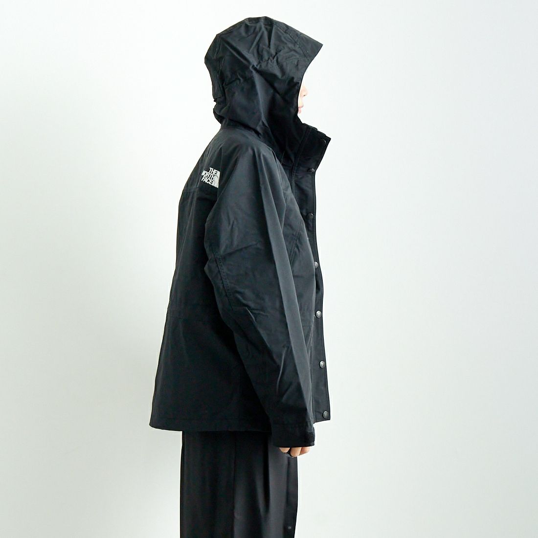 THE NORTH FACE [ザ ノースフェイス] マウンテンライトジャケット [NPW62450] K &&モデル身長：167cm 着用サイズ：M&&