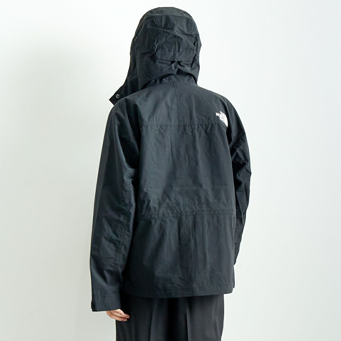 THE NORTH FACE [ザ ノースフェイス] マウンテンライトジャケット [NPW62450] K &&モデル身長：167cm 着用サイズ：M&&