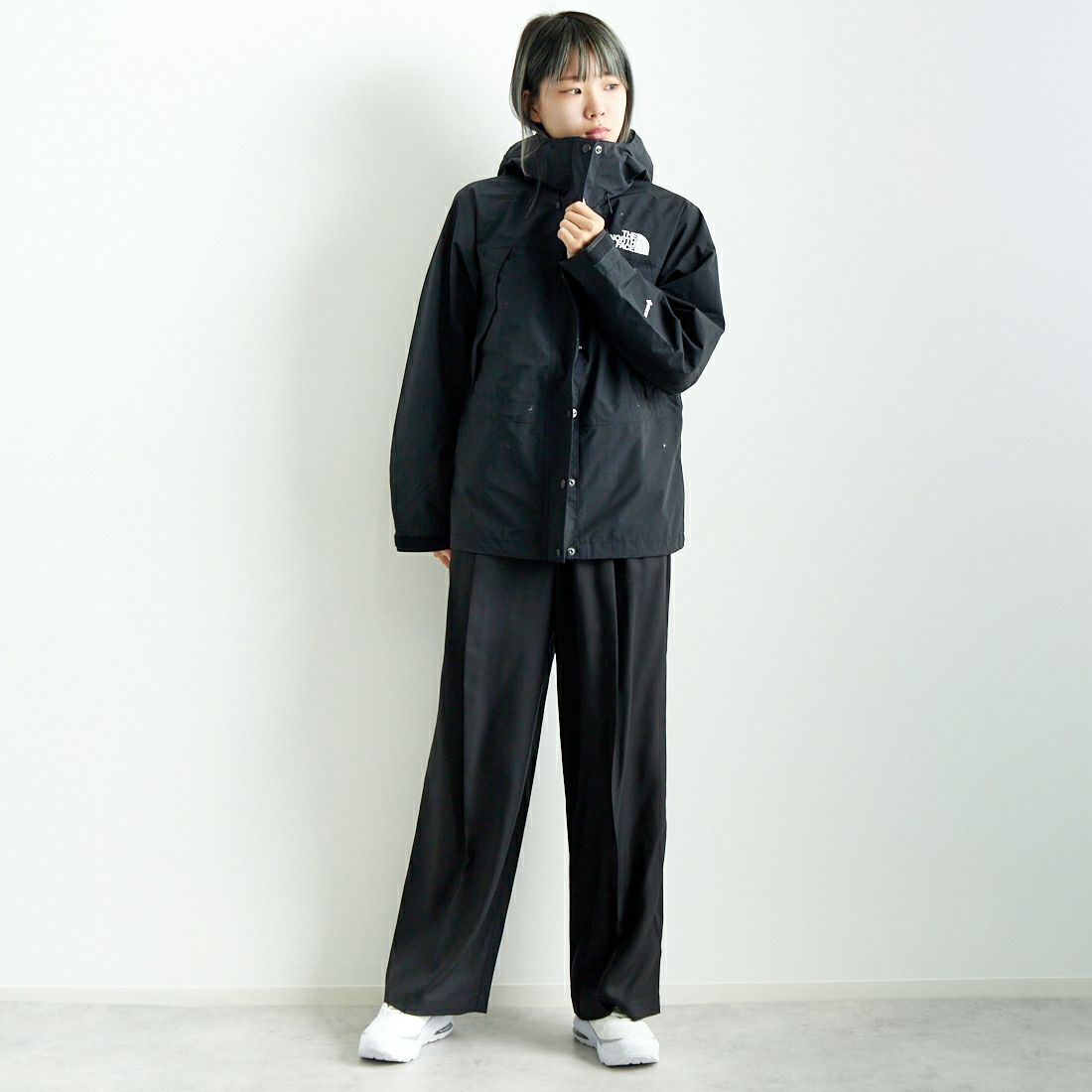 THE NORTH FACE [ザ ノースフェイス] マウンテンライトジャケット [NPW62450] K &&モデル身長：167cm 着用サイズ：M&&