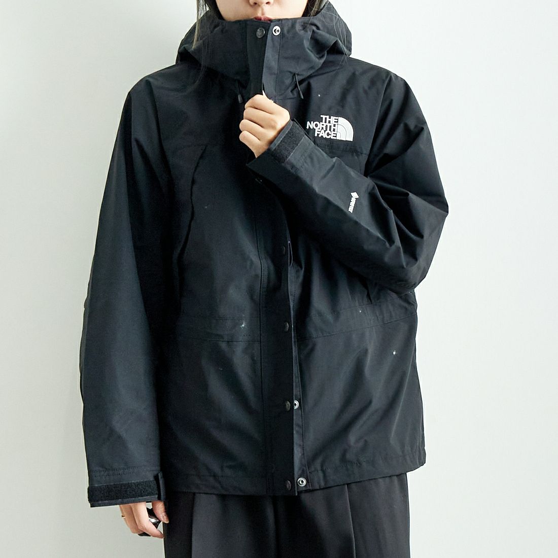 THE NORTH FACE [ザ ノースフェイス] マウンテンライトジャケット [NPW62450] K &&モデル身長：167cm 着用サイズ：M&&