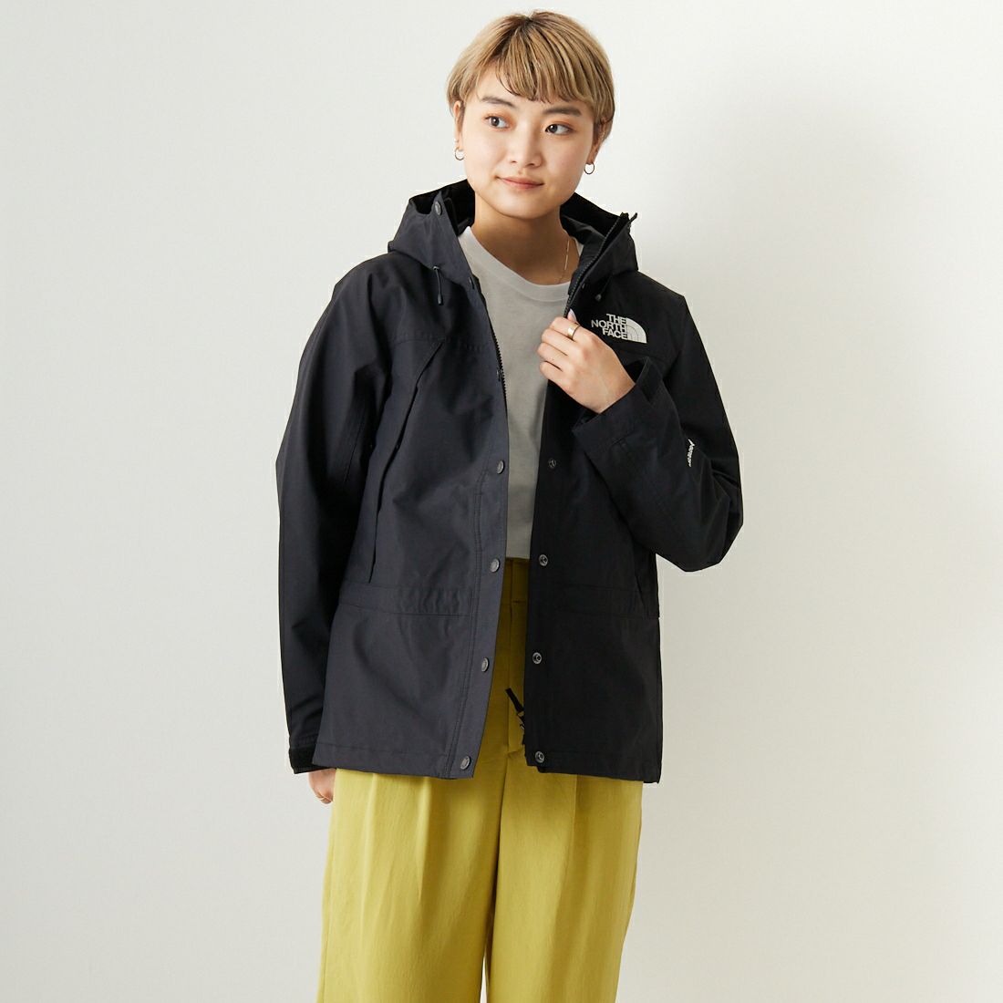 THE NORTH FACE [ザ ノースフェイス] マウンテンライトジャケット [NPW62450] K &&モデル身長：160cm 着用サイズ：M&&