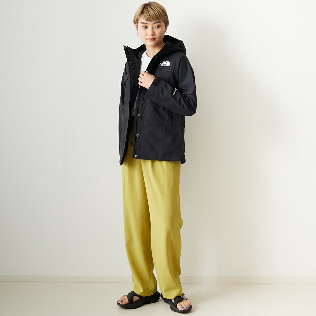 THE NORTH FACE [ザ ノースフェイス] マウンテンライトジャケット [NPW62450] K &&モデル身長：160cm 着用サイズ：M&&
