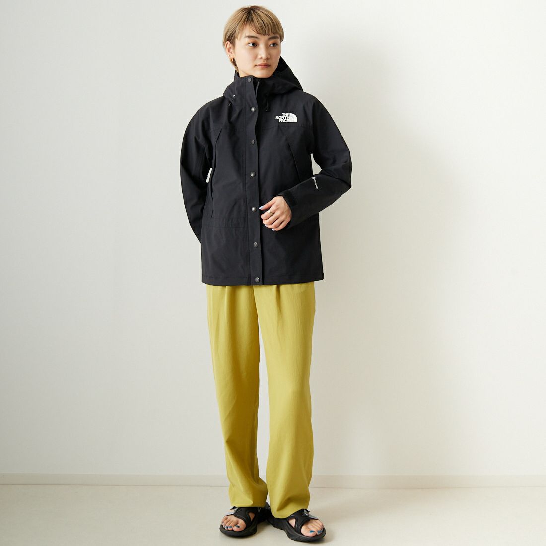 THE NORTH FACE [ザ ノースフェイス] マウンテンライトジャケット [NPW62450] K &&モデル身長：160cm 着用サイズ：M&&
