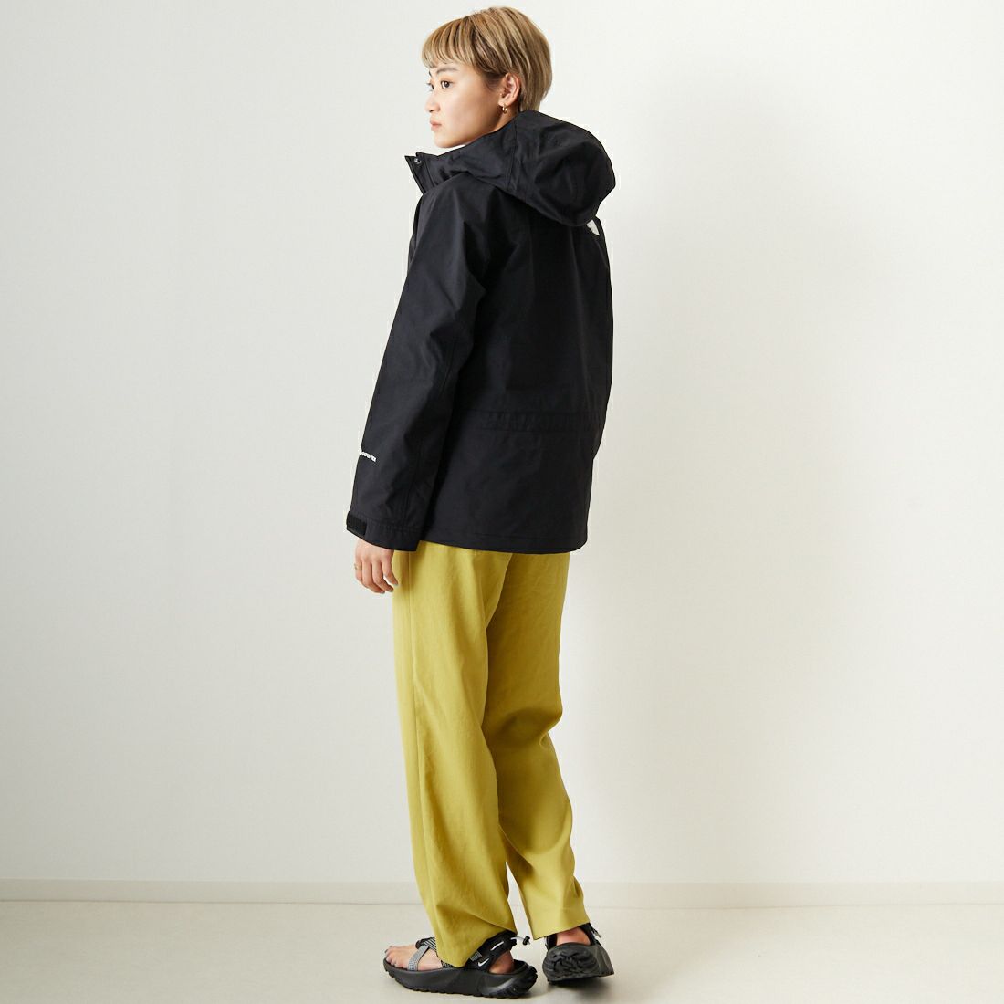 THE NORTH FACE [ザ ノースフェイス] マウンテンライトジャケット [NPW62450] K &&モデル身長：160cm 着用サイズ：M&&