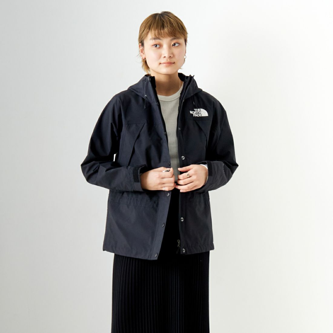 THE NORTH FACE [ザ ノースフェイス] マウンテンライトジャケット [NPW62450] K &&モデル身長：160cm 着用サイズ：M&&