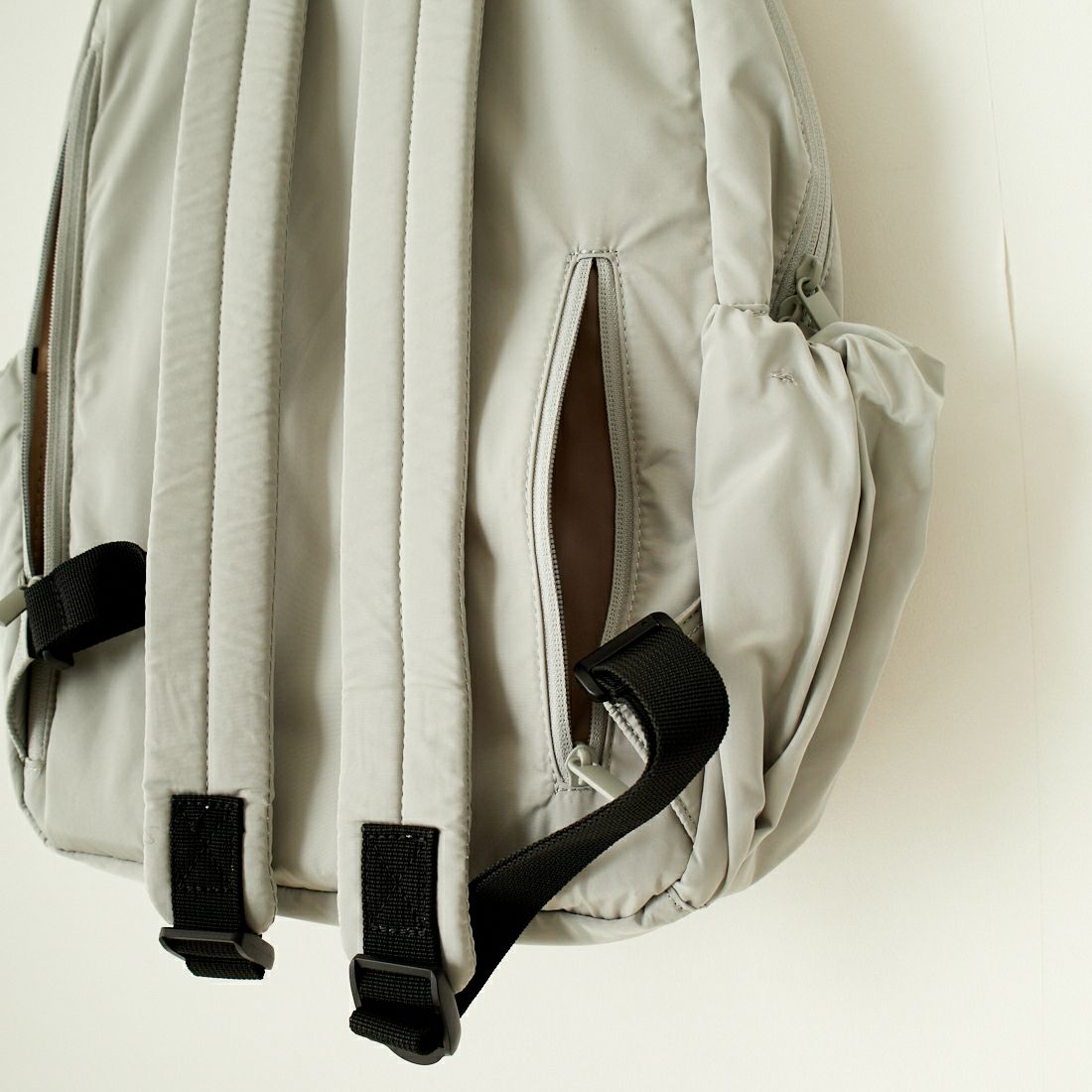 emmi [エミ] エコ撥水ギャザーボディーバックパック [13WGB239304] L.GRY