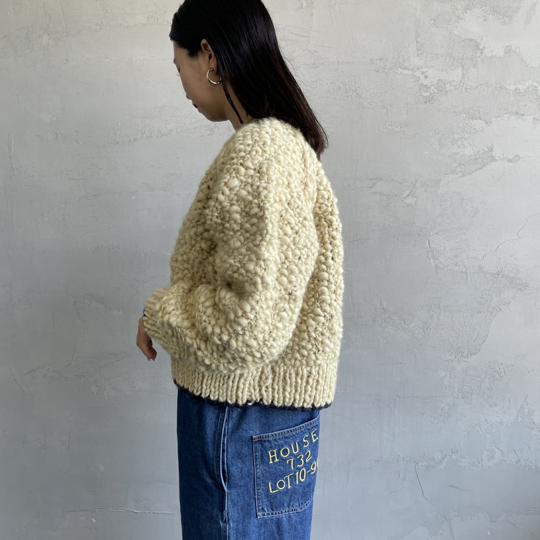 NEPAL HAND KNIT [ネパールハンドニット] 別注 ハンドニット スラブパイピングカーディガン [NHK-DW-24FW10IN-JF] IVORY &&モデル身長：163cm 着用サイズ：F&&