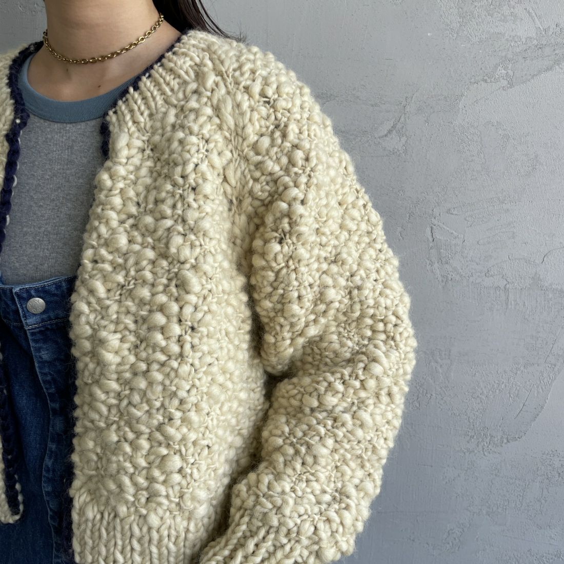 NEPAL HAND KNIT [ネパールハンドニット] 別注 ハンドニット スラブパイピングカーディガン [NHK-DW-24FW10IN-JF] IVORY &&モデル身長：163cm 着用サイズ：F&&