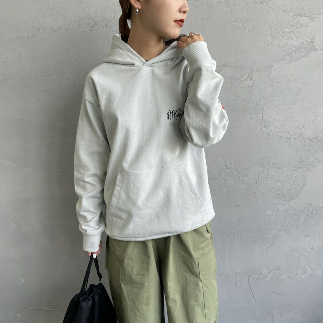 MANHATTAN PORTAGE [マンハッタンポーテージ] 別注 フードロゴ刺繍 スウェットパーカー [23FWMP-IN42-JF] GRAY&&モデル身長：156cm 着用サイズ：S&&