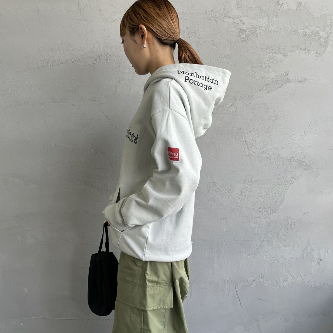 MANHATTAN PORTAGE [マンハッタンポーテージ] 別注 フードロゴ刺繍 スウェットパーカー [23FWMP-IN42-JF] GRAY&&モデル身長：156cm 着用サイズ：S&&