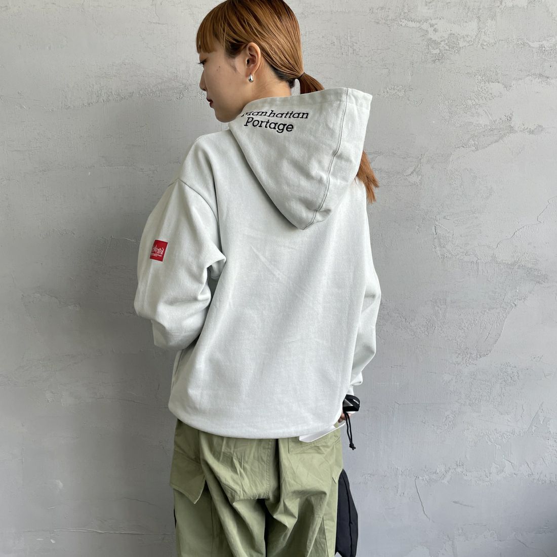 MANHATTAN PORTAGE [マンハッタンポーテージ] 別注 フードロゴ刺繍 スウェットパーカー [23FWMP-IN42-JF] GRAY&&モデル身長：156cm 着用サイズ：S&&