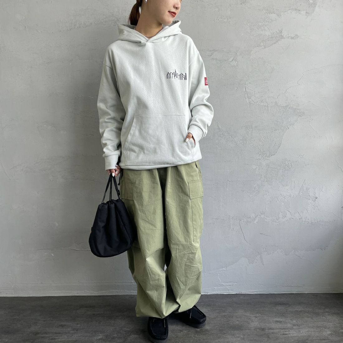 MANHATTAN PORTAGE [マンハッタンポーテージ] 別注 フードロゴ刺繍 スウェットパーカー [23FWMP-IN42-JF] GRAY&&モデル身長：156cm 着用サイズ：S&&