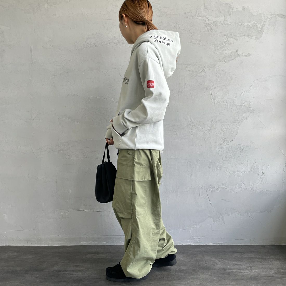 MANHATTAN PORTAGE [マンハッタンポーテージ] 別注 フードロゴ刺繍 スウェットパーカー [23FWMP-IN42-JF] GRAY&&モデル身長：156cm 着用サイズ：S&&