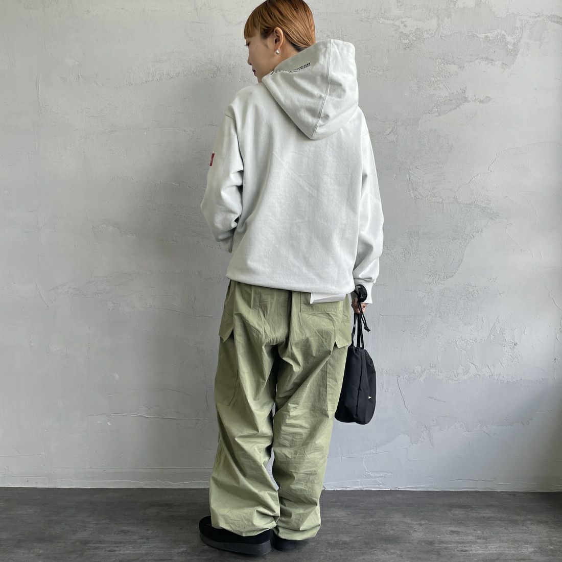 MANHATTAN PORTAGE [マンハッタンポーテージ] 別注 フードロゴ刺繍 スウェットパーカー [23FWMP-IN42-JF] GRAY&&モデル身長：156cm 着用サイズ：S&&