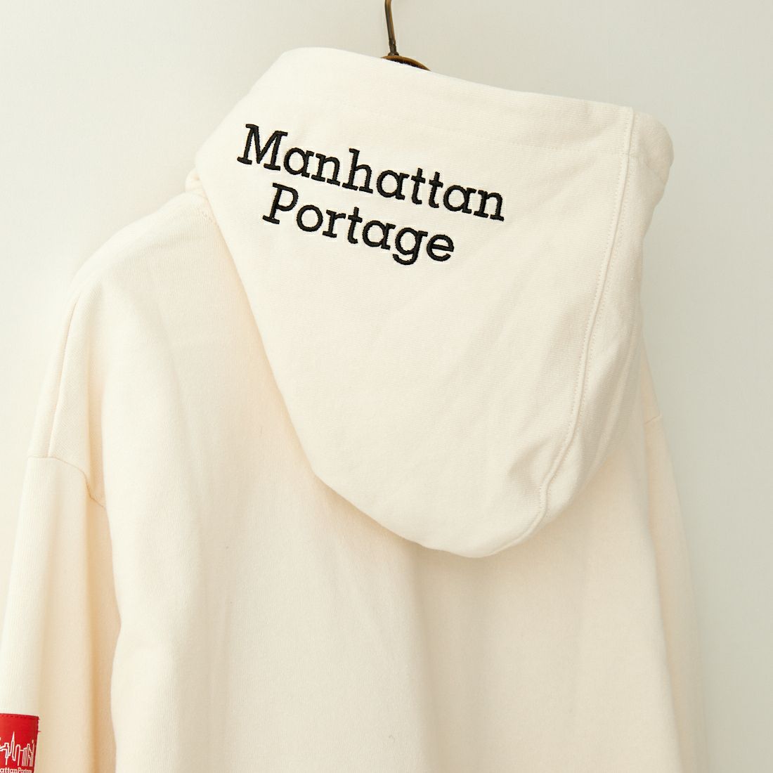 MANHATTAN PORTAGE [マンハッタンポーテージ] 別注 フードロゴ刺繍 スウェットパーカー  [23FWMP-IN42-JF]｜ジーンズファクトリー公式通販サイト - JEANS FACTORY Online Shop