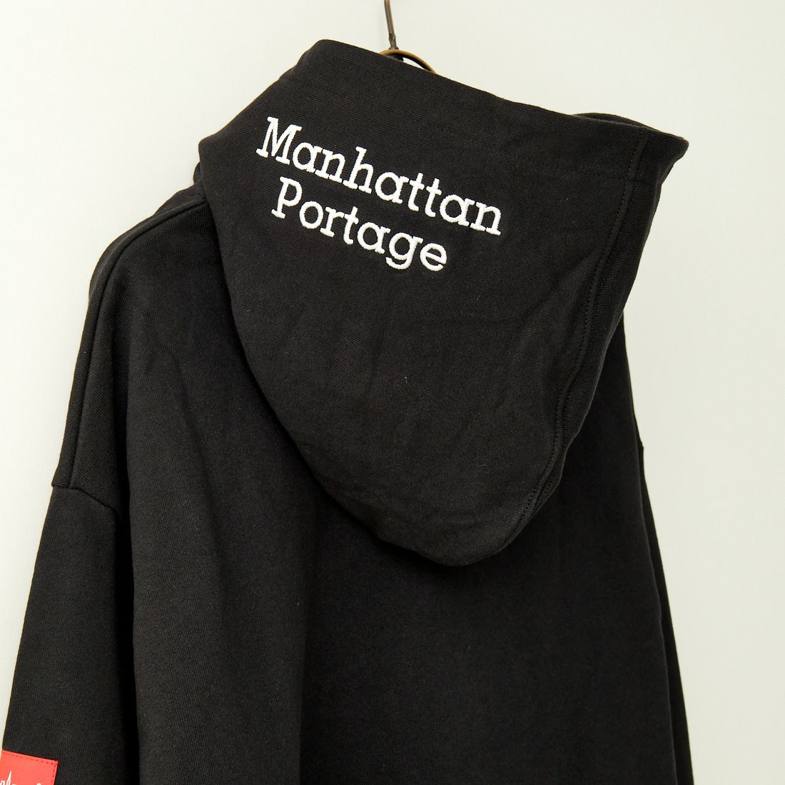 MANHATTAN PORTAGE [マンハッタンポーテージ] 別注 フードロゴ刺繍 スウェットパーカー [23FWMP-IN42-JF] BLACK