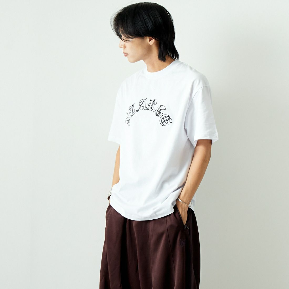 XLARGE [エクストララージ] OLD ENGLISH S/S TEE [101243011001] WHITE &&モデル身長：179cm 着用サイズ：L&&