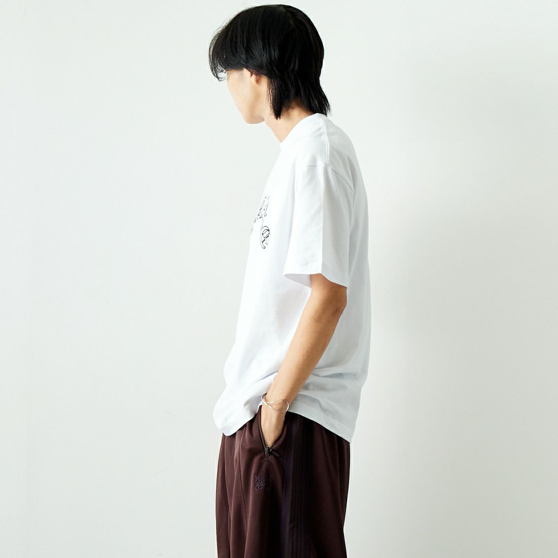 XLARGE [エクストララージ] OLD ENGLISH S/S TEE [101243011001] WHITE &&モデル身長：179cm 着用サイズ：L&&