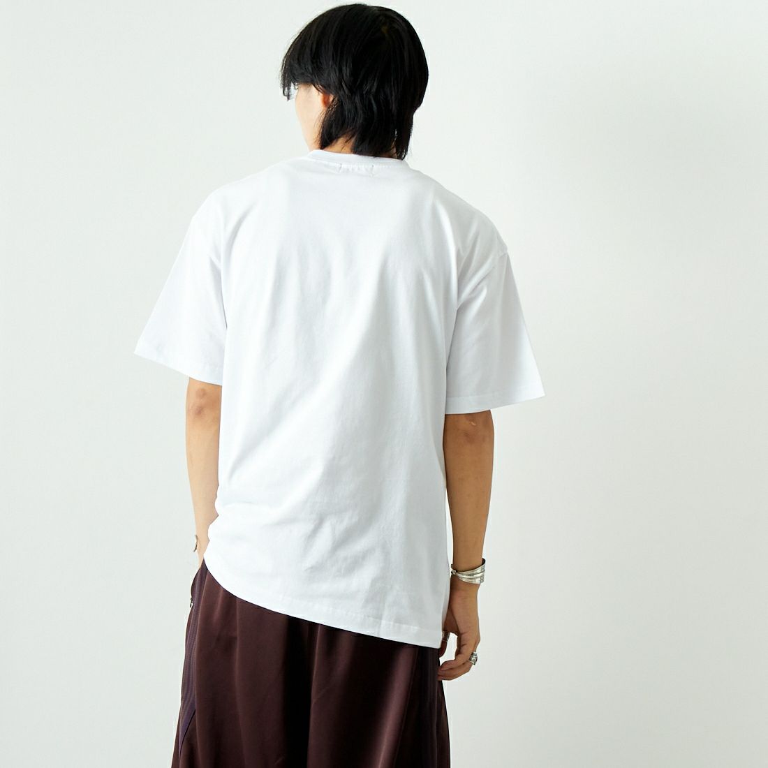 XLARGE [エクストララージ] OLD ENGLISH S/S TEE [101243011001] WHITE &&モデル身長：179cm 着用サイズ：L&&