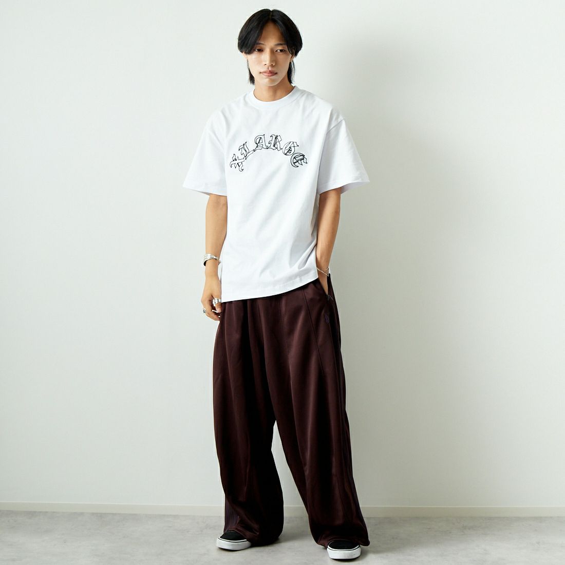 XLARGE [エクストララージ] OLD ENGLISH S/S TEE [101243011001] WHITE &&モデル身長：179cm 着用サイズ：L&&