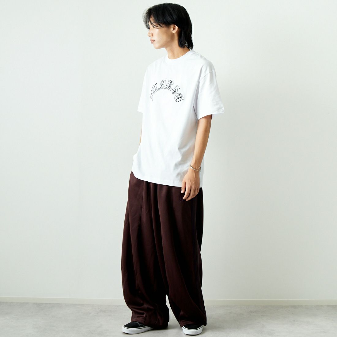 XLARGE [エクストララージ] OLD ENGLISH S/S TEE [101243011001] WHITE &&モデル身長：179cm 着用サイズ：L&&