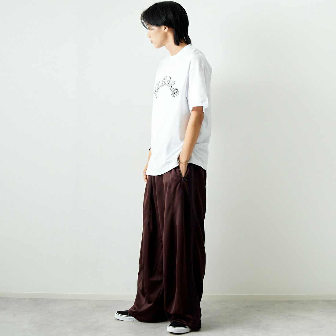 XLARGE [エクストララージ] OLD ENGLISH S/S TEE [101243011001] WHITE &&モデル身長：179cm 着用サイズ：L&&