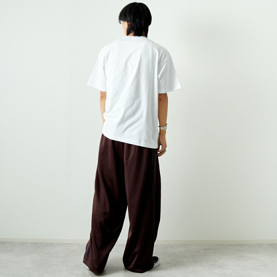 XLARGE [エクストララージ] OLD ENGLISH S/S TEE [101243011001] WHITE &&モデル身長：179cm 着用サイズ：L&&
