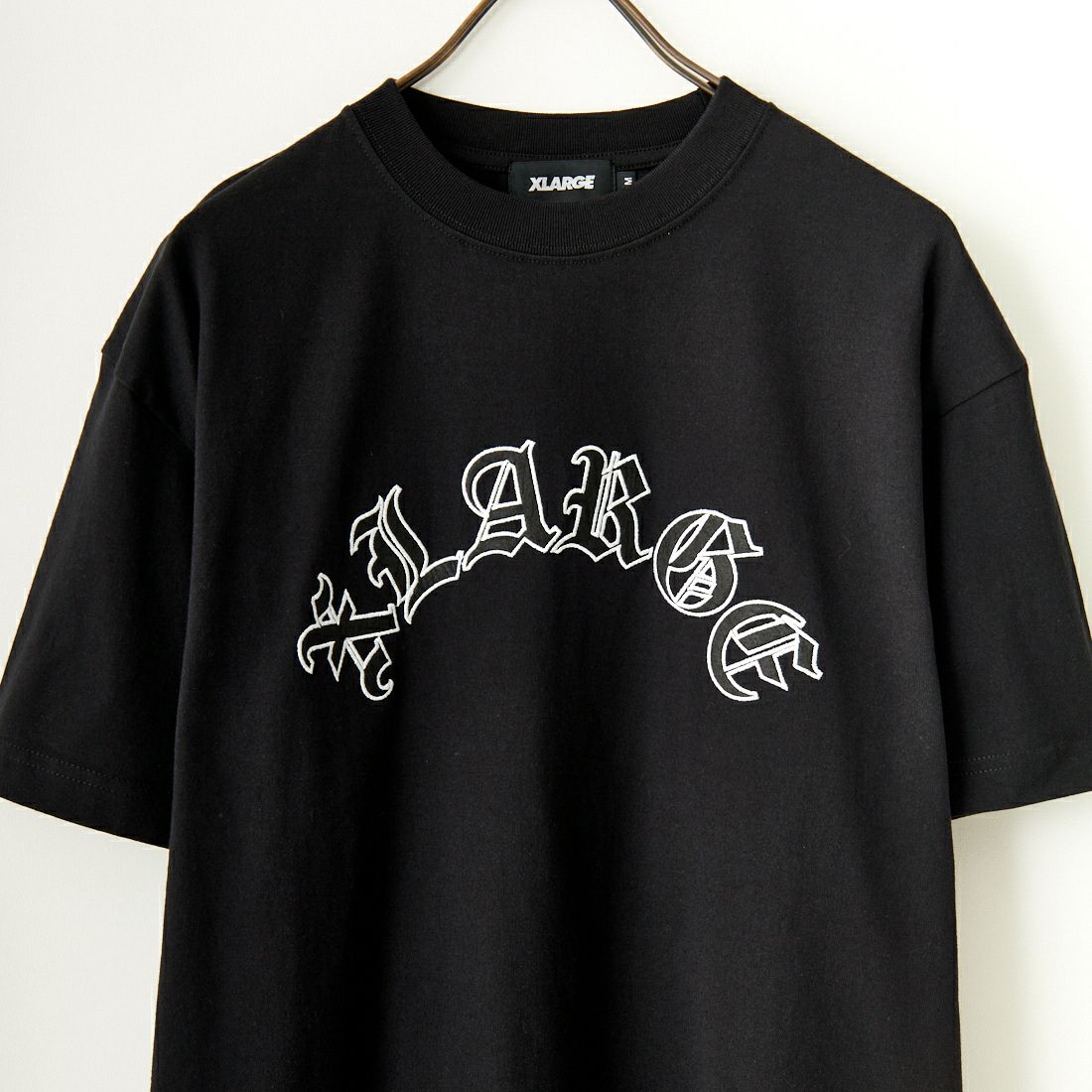 XLARGE [エクストララージ] OLD ENGLISH S/S TEE [101243011001] BLACK