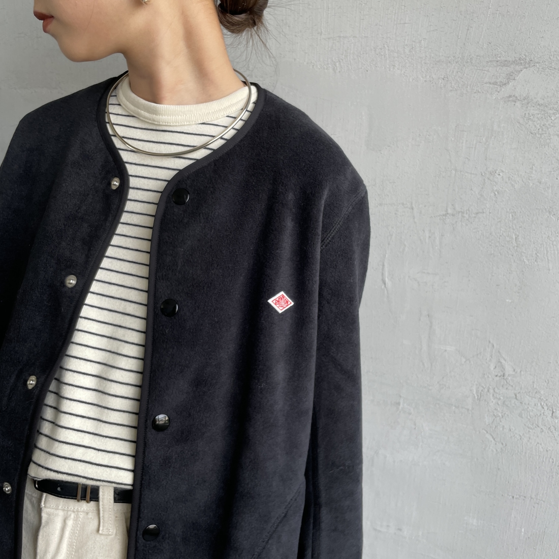 DANTON [ダントン] ノーカラーフリースジャケット [JD-8911] BLACK &&モデル身長：150cm 着用サイズ：34&&