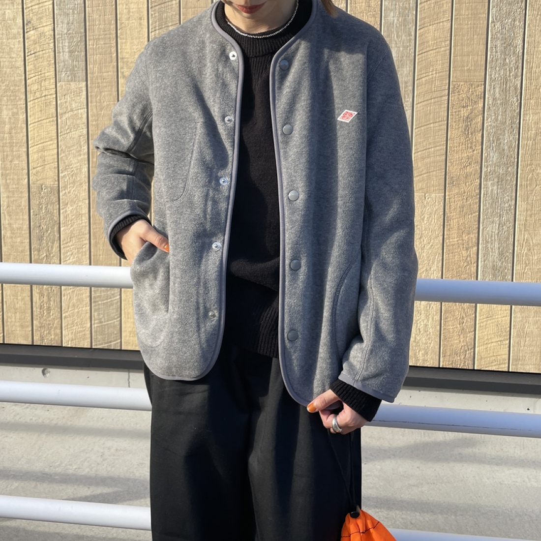 DANTON [ダントン] ノーカラーフリースジャケット [JD-8911] DK.GREY &&モデル身長：158cm 着用サイズ：34&&